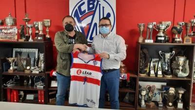 Benet Ibáñez, entrenador del CB Valls Lear, y Magí Mallorquí, presidente del club vallense, oficializaron el acuerdo de renovación por una temporada.