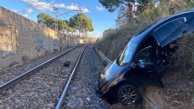Un vehículo ha caído a la vía férrea. FOTO: Guàrdia Urbana de Reus