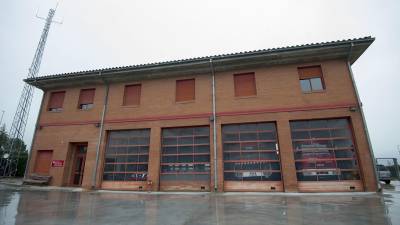 El parc de bombers d'Ascó va enviar una dotació a l'incendi. Foto: Joan Revillas/DT