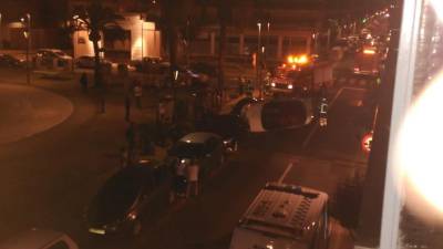 Imagen del accidente de tráfico en la calle Reial tomada desde un balcón próximo. FOTO: DT