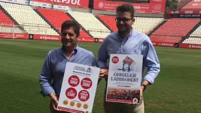 Lluís Fàbregas, director general, y José Maria Andreu, Director de Marketin, han presentado la campaña de abonos de esta temporada. Foto: Nàstic