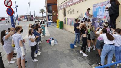 Los alumnos colocando sus carteles ayer en El Serrallo. FOTO: PERE FERRÉ