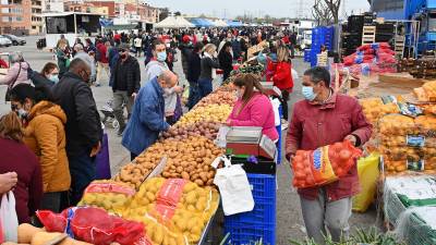 El Procicat tan solo permite vender productos de alimentación durante el fin de semana. FOTO: ALFREDO GONZÁLEZ