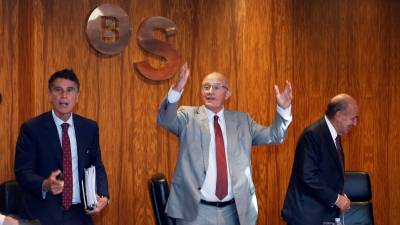 El presidene del Banco Sabadell, Josep Oliu, en el centro de la imagen, y el consejero delegado, Jaume Guardiola (i), y el secretario no consejero, Miquel Roca (d)