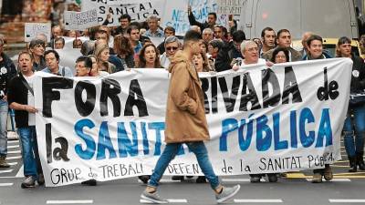 Una manifestación contra la privatización y los recortes en sanidad. Foto: Lluís Milián