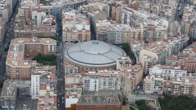 Imagen de la Tarraco Arena Plaça rodeada de edificios. Foto: Pere Ferré