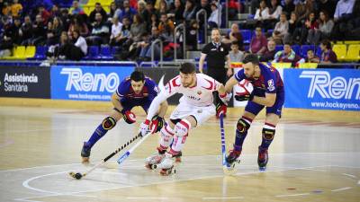 Àlex Rodríguez, perseguido por Panadero y Joao Rodrigues, en el clásico del pasado domingo. FOTO: POL BENACH