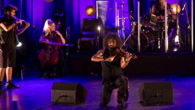 El violinista Ara Malikian, durant l’actuació de dilluns a la nit al Teatre Auditori Felip Pedrell de Tortosa. FOTO: Joan Revillas