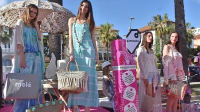 Un momento del desfile del Salou de Moda ayer en el Passeig Jaume I. FOTO: Alfredo González