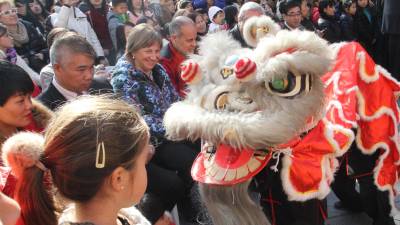 La celebración del Nuevo Año Chino llenó la calle del color de esta civilización milenaria FOTO: LLUÍS MILIÁN