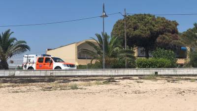 Protecció Civil informó a los bañistas de La Móra que la playa estaba llena. FOTO: DT