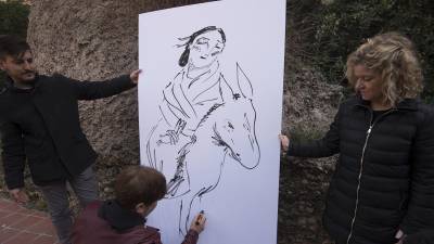 L'il·lustrador Ignasi Blanch va fer un dibuix en directe de com seran aquestes escultures. Foto: Joan Revillas