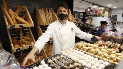 Julio Solanes, en el obrador de su pastelería: el Forn Tarraconense de la calle Comte de Rius. FOTO: PERE FERRÉ
