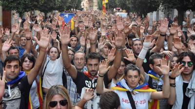 Con los brazos alzados y en un silencio respetuoso, miles de personas recorrieron el centro de Reus. Foto: Alfredo González