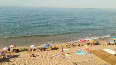 La playa de Roda con sombrillas reservando espacio. FOTO: LANZA ARIZA