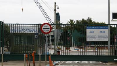 Una de las puertas de acceso al Port de Tarragona cerrada durante la convocatoria de huelga del lunes