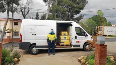 L’empresa ha donat 550 litres de lleixiu a l’APPC -La Muntanyeta. FOTOs: cedides