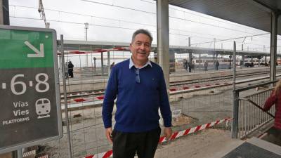 El representante de la PTP en el Camp de Tarragona, Daniel Pi, en la estación de trenes de Tarragona. FOTO: Lluís Milián