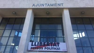 La pancarta pidiendo la libertad de los presos políticos está en el balcón del consistorio.