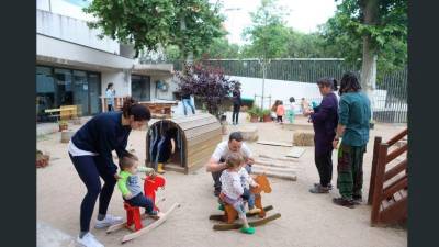 Varias familias mientras juegan con sus hijos e hijas, ayer en el Mas Pintat de Reus. Foto: Alba Mariné