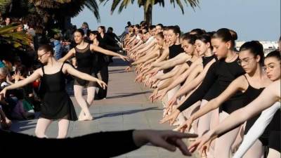 La exhibición en el Balcó del Mediterrani que ayer ofrecieron las seis escuelas de la Associació pel Foment de la Dansa. Foto: Pere Ferré