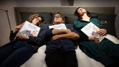El presentador Andreu Buenafuente (c) posa junto a Noemi (d) y Marta (i), las ilustradoras de Grillo en Casa. FOTO: EFE