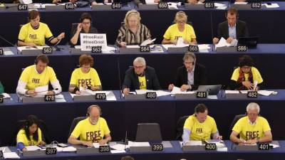 Imagen de varios eurodiputados con camisetas amarillas reclamando la libertad de los presos en el plenario de Estrasburgo, el 3 de octubre de 2018