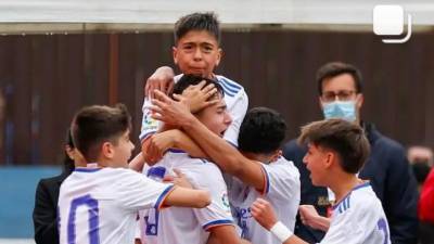 Holmes, en lo alto de la piña, celebra uno de los goles del Real Madrid en el torneo. Foto: Real Madrid