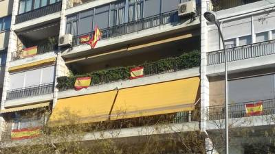 Un edificio del Paseo de la Castellana de Madrid, repleto de banderas españolas. FOTO: Javier Díaz