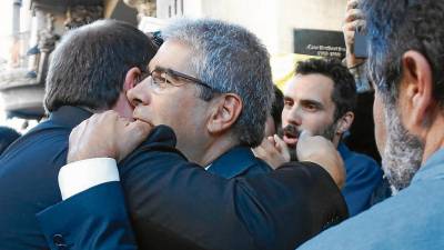 Oriol Junqueras s’abraça amb l’exdiputat i exconseller Francesc Homs, el 20 de setembre de 2017. FOTO: acn
