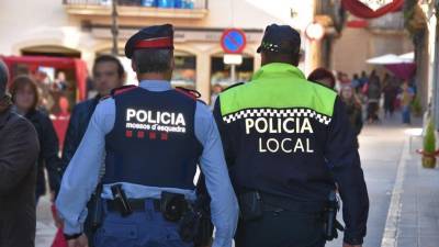 Dos agents, un de Mossos i un altre de la Policia Local, patrullant pels carrers de Torredembarra. FOTO: Aj. Torredembarra