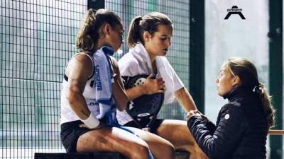 Laia Bonilla y Ari S&aacute;nchez recibiendo instrucciones de su entrenadora.