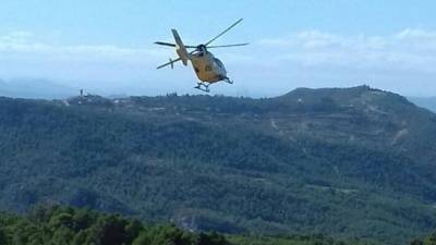 Imatge de l'helicòpter dels Bombers que ha intervingut en el rescat al Priorat. Foto: Bombers de la Generalitat