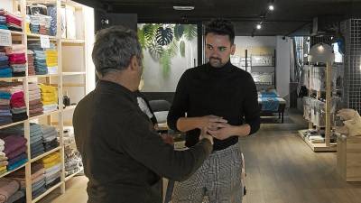 El propietario de Nono, Eric Jareño, atendiendo a un cliente en su nueva tienda ubicada en Amposta. Foto: Joan Revillas