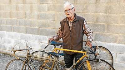 L’Enric amb les seves bicicletes. Té 85 anys, viu a Reus i té el tros a Vinyols. Foto: R. Casadó