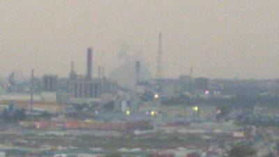 La fuga se ha producido en esta planta química y el humo blanco era perceptible desde kilómetros de distancia. Foto: DT
