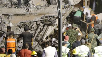 Cientos de mexicanos tratan de rescatar a personas con vida entre las ruinas de los edificios. Foto: José Méndez/EFE