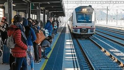 Pasajeros cambrilenses a punto de subir al tren dirección Barcelona en la nueva estación. FOTO: FABIÁN ACIDRES