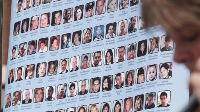 Foto del cartel con las 154 personas fallecidas, tomada durante el recital de Piroska Doughty. Ángel Medina/efe