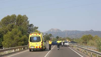 Una ambulancia en el lugar del accidente, ayer domingo. Foto: DT