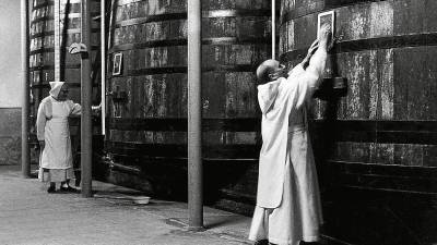 Monjes cartujanos elaborando Chartreuse en la antigua fábrica, en Tarragona. FOTO: Josep Martí puigoriol-arxiu històric de l’agrupació fotogràfica de reus/CIMIR