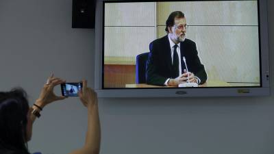 Imagen del monitor de la sala de prensa de la Audiencia Nacional de San Fernando de Henares del presidente del Gobierno, Mariano Rajoy, que presta declaración como testigo en el macrojuicio de corrupción de la trama Gürtel