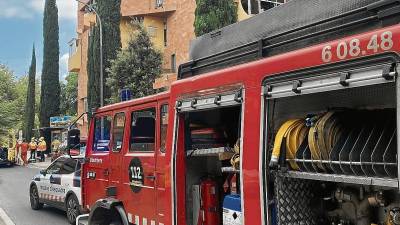 Un vehículo de bomberos durante la intervención del cuerpo en un incendio reciente en un piso del barrio Gaudí.FOTO: ALFREDO GONZÁLEZ