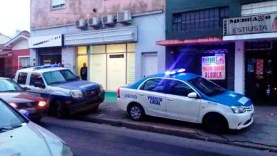 La Policía delante de la clínica que Sergio Guzmán montó en la ciudad argentina de Buenos Aires. FOTO: diario nco