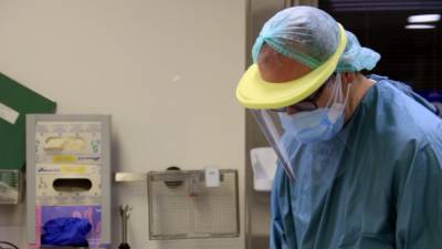 Un sanitario, con todo el equipo de protección, en un hospital de Catalunya durante la emergencia sanitaria. Foto: ACN