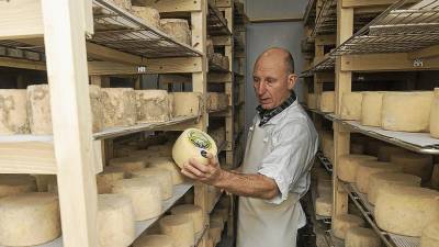 «El amor por el trabajo bien hecho es el secreto de nuestos quesos», sostiene Julio Manero, propietario de la quesería. Foto: Joan Revillas