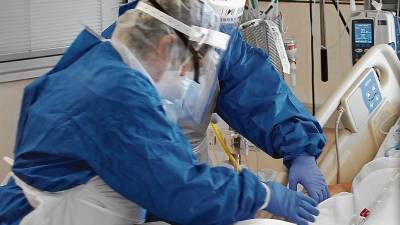 Sanitarios atendiendo a un paciente de Covid en el Hospital Verge de la Cinta de Tortosa. FOTO: ICS Ebre