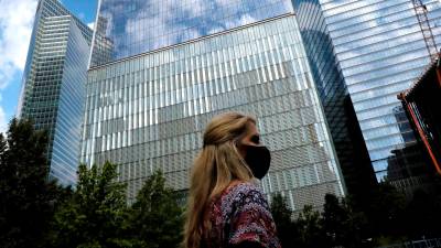 Una mujer visita el memorial del World Trade Center. FOTO: PETER FOLEY/EFE