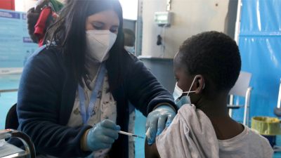 Un chico recibe un pinchazo de la vacuna en Granollers. FOTO: ACN