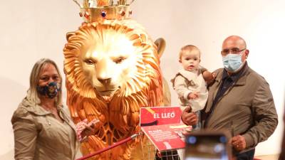 Una familia haciéndose una foto con el Lleó de Reus en la muestra de elementos festivos. FOTO: A. MARINÉ